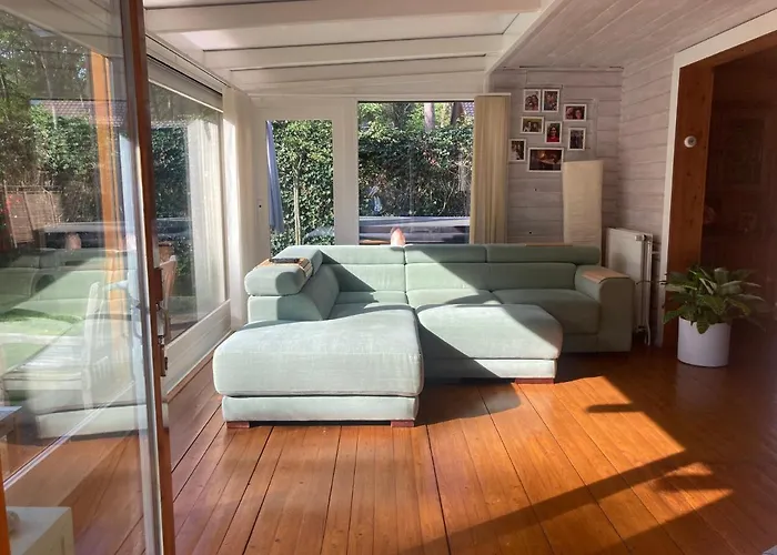 Houten Chalet/bungalow In Het Bos, Sauna, Jacuzzi * Meijel