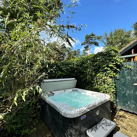 Casa de Férias Houten Chalet/bungalow In Het Bos, Sauna, Jacuzzi Meijel