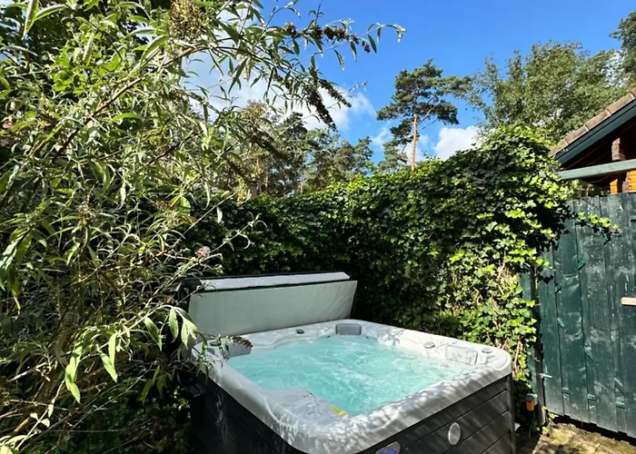 Дом отдыха Houten Chalet/bungalow In Het Bos, Sauna, Jacuzzi Meijel